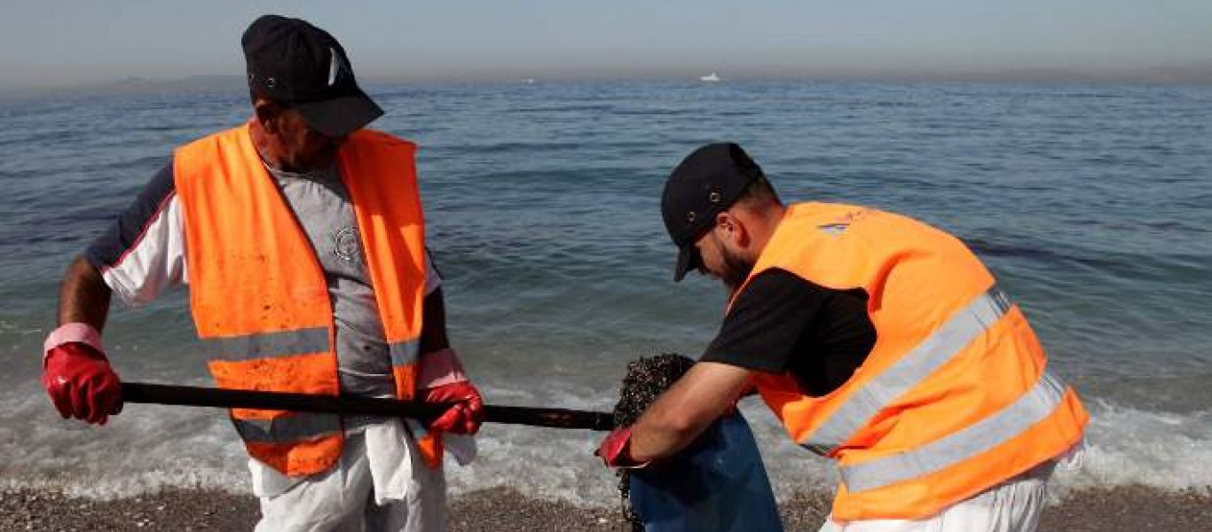 Σαρωνικός: Συνεχίζεται η απορρύπανση από τις πετρελαιοκηλίδες του «Αγία Ζώνη ΙΙ»